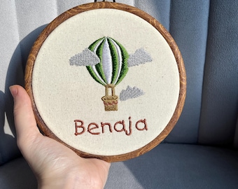 Personalisierter Heißluftballon Stickrahmen - Neutrale Kinderzimmer-Wandkunst