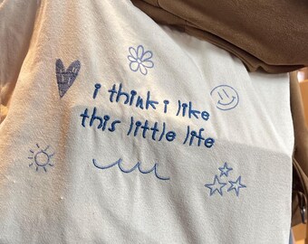 Personalisierte Einkaufstasche aus recycelter Baumwolle mit besticktem Text