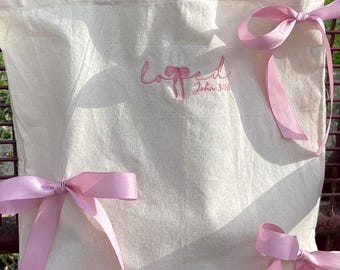 Bestickte Baumwolltasche | John 3:16 Geliebter Vers, rosa Bögen
