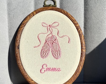 Personalisierte Stickerei im Stickrahmen | Ballerina Kinderzimmer | Baby Mädchen Wanddeko | Geschenk zur Geburt
