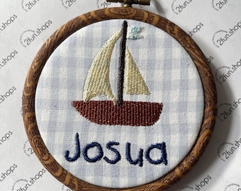 Personalisierter Stickrahmen mit Segelbootmotiv, Wandbild mit individuellem Namen, maritime Dekoration für Kinderzimmer, Geschenk für Jungen