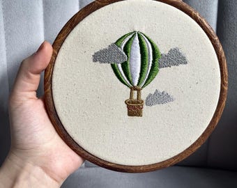 Personalisierter Heißluftballon Stickrahmen - Neutrale Kinderzimmer-Wandkunst