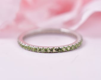 Runder Peridot-Ring (1,5 mm) | Minimalistischer Stapelring aus 14-karätigem Gold | Geburtsstein-Geschenk für Sie (August)