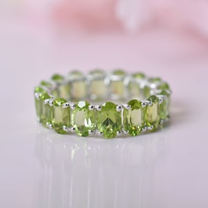 Peridot Wedding Band, Personalized Gifts, Oval Cut Band Ring, Promise Ring, Stackable Band, Green Peridot Jewelry, Bridesmaid Ring For Her