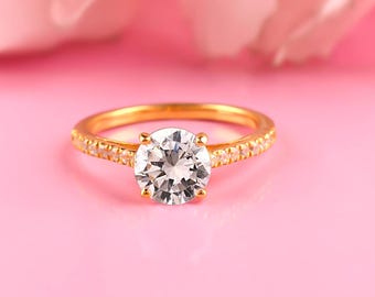 Anillo de compromiso clásico redondo con pavé de moissanita • Bañado en oro de 14 quilates • Regalo nupcial atemporal para ella