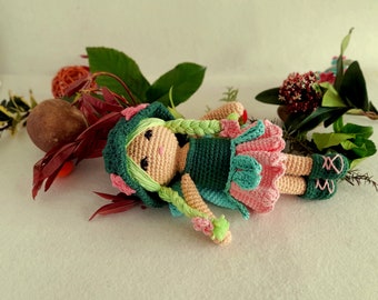 Handgemachte gehäkelte Puppe Blumenfee: Wunderliches Amigurumi Geschenk