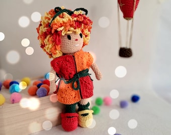 Bambola pagliaccio all'uncinetto: amigurumi fatto a mano con vestito colorato