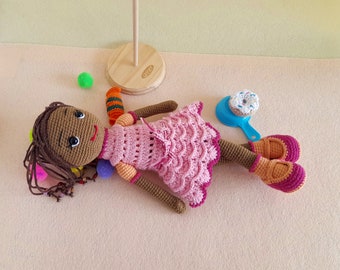 Poupée afro-américaine avec robe rose, cadeau poupée tissée noire pour anniversaire, poupée amigurumi à la peau foncée avec vêtements amovibles