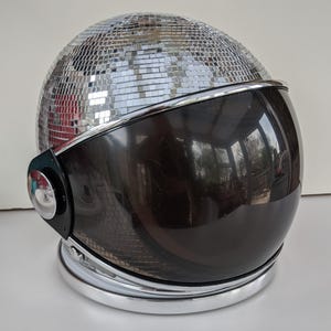 Casco spaziale con palla glitterata
