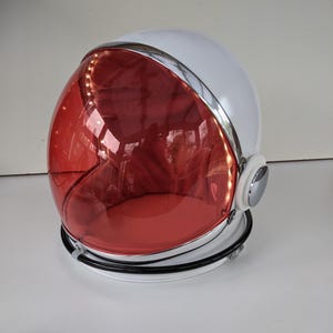 Capacete espacial com viseira VERMELHA e luzes LED *NOVO 2025