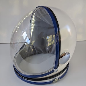 Capacete espacial Sokol com luzes LED