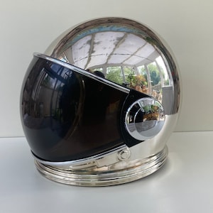 Capacete espacial cromado com luzes LED
