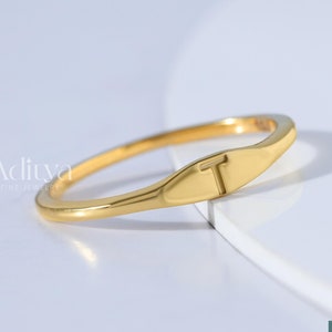 Anillo con inicial de oro de 14 quilates, anillo con letra pequeña, anillo apilable con inicial grabada, anillo con sello personalizado, anillo con inicial delicada, anillo con letra delgada