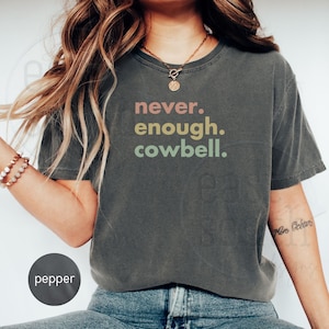 Camiseta Gotta Have More Cowbell, camiseta com citação icônica do episódio do SNL, presente engraçado para membro da banda com estampa do Saturday Night Live, camiseta gráfica Comfort Colors
