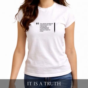 Puede incluir: Camiseta blanca con la cita "IT IS A TRUTH UNIVERSALLY ACKNOWLEDGED, THAT A SINGLE MAN IN POSSESSION OF A GOOD FORTUNE MUST BE IN WANT OF A WIFE." en texto negro. La camiseta la lleva una persona.