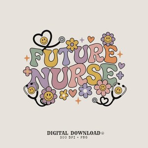 Op de afbeelding: Een kleurrijk retro-ontwerp met de woorden "FUTURE NURSE" in bubbelletters. Het ontwerp bevat lachende bloemen, harten, sterren en stethoscopen. De achtergrond is lichtbeige.