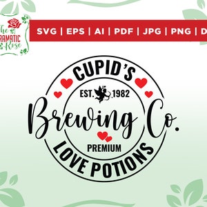 以下が含まれることがあります： 「CUPID'S BREWING CO.」というテキストが円形に配置された白黒のロゴデザイン。ロゴには、翼とハートを持つ小さなキューピッドと、「EST. 1982」と「PREMIUM LOVE POTIONS」のテキストも含まれています。