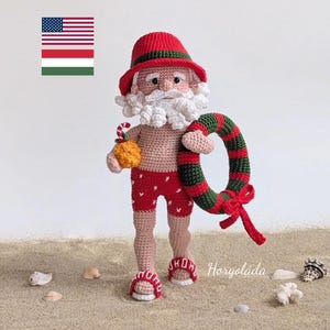 Könnte beinhalten: Eine gehäkelte Weihnachtsmannfigur mit rotem Hut, roter Badehose mit weißem Muster und roten Sandalen. Die Figur hat einen weißen Bart, hält ein gelbes Getränk mit gestreiftem Strohhalm und trägt einen rot-grün gestreiften Schwimmring.