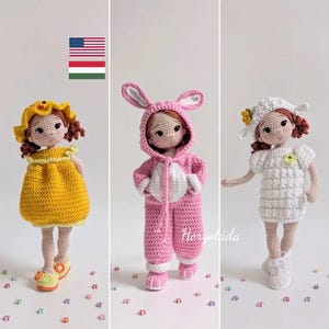Puede incluir: Tres muñecas de ganchillo hechas a mano. Una muñeca lleva un vestido amarillo y un sombrero de sol. Otra muñeca está con un traje de conejito rosa. La tercera muñeca está vestida con un vestido y un sombrero blancos. Cada muñeca tiene cabello castaño y una expresión neutra.