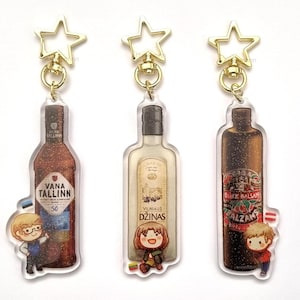 Puede incluir: Tres llaveros acrílicos con diseños de botellas de licor. Cada llavero tiene una parte superior dorada en forma de estrella. Las botellas están etiquetadas como "Vana Tallinn", "Dzinas" y "Black Balsam". Cada llavero tiene un personaje de dibujos animados.