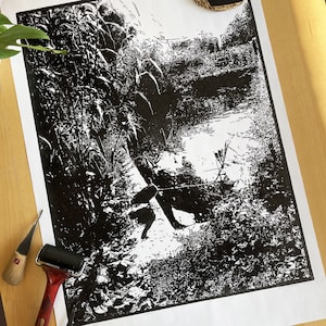Linoldruck mit Teich und Enten in Deia auf Mallorca, Originalzeichnung mit Wildvögeln, Vogel-Linoldruck auf Papier mit Naturlandschaft, Entenkunst