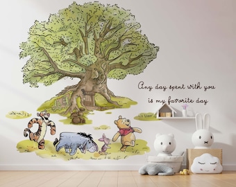 Op de afbeelding: Een Winnie de Poeh-muursticker met een grote boom met een huis in de stam. De quote "Any day spent with you is my favorite day" staat op de muur. Er lopen vijf Winnie de Poeh-personages naar de boom.