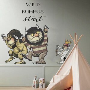 以下が含まれることがあります： 白いティピーテントの中に緑と茶色の敷物があります。 ティピーの後ろの壁には、「Where the Wild Things Are」の本のキャラクターの壁のステッカーが3つあります。 ティピーの上の壁には、「Let the Wild Rumpus start」という文字が書かれています。