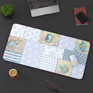 Può includere: Tappetino per scrivania rettangolare con un design patchwork in azzurro, bianco e motivi floreali. Il tappetino presenta personaggi dei cartoni animati, un mouse per computer e una tazza di caffè. Il tappetino è su una superficie scura.