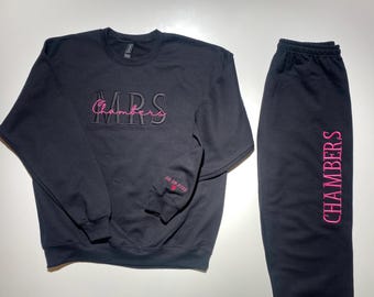 Huwelijksreisset met geborduurde broek, mevrouwsweater, herensweater, hoodiecadeau, pas getrouwde set, custom, datum op mouw