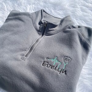 Enfermeira bordada 1/4 Zip Fleece, Jaqueta Micro-lite ecológica, Doutor Coração, Poliéster reciclado personalizado, Nome da sigla, Presentes