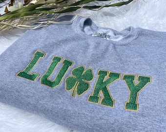 St. Patricks Day gesticktes glänzendes Metallic Sweatshirt, Geschenk, gesticktes Crewneck Glückspullover, Klee Sweatshirt, Custom