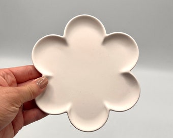 Beige / Off-White Flower Trinket Tray | Concrete Tray | Decorative Dish | Jewellery Dish | Home Decor | Jesmonite | Eco | Gift | Present |UK