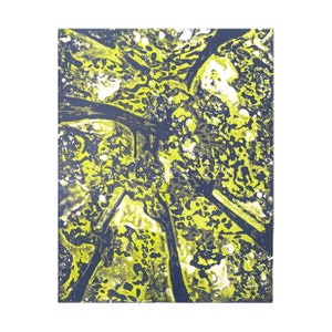 Puede incluir: Impresión de arte abstracto con un esquema de color amarillo y negro. La impresión presenta un patrón orgánico y arremolinado que se asemeja a ramas o venas.