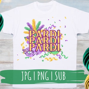 Puede incluir: Una camiseta blanca con un diseño colorido de Mardi Gras que incluye confeti, cintas y plumas moradas, verdes y doradas. El diseño también incluye una máscara y la palabra "PARDI" repetida tres veces.