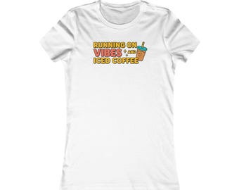 Camiseta con vibraciones de café helado / Camisa gráfica para mujer, top informal de verano, regalo para amantes del café, ropa divertida para diario, estilo cafetería