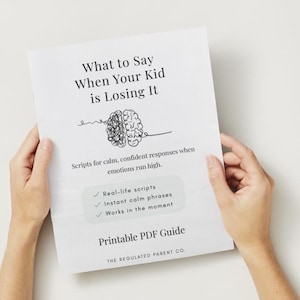 Peut inclure: Un guide PDF imprimable blanc intitulé « What to Say When Your Kid is Losing It » est tenu par deux mains. Le guide comprend du texte sur les scripts pour des réponses calmes et une illustration de cerveau. Le guide est de The Regulated Parent Co.