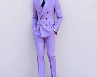 Traje cruzado morado claro: atuendo entallado para el novio de la boda