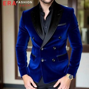 Peut inclure: Un blazer en velours bleu roi à double boutonnage avec revers et boutons noirs. Le blazer a deux poches avant et est porté sur une chemise noire. La montre au poignet a un bracelet et un cadran dorés. Le logo "ERA FASHION SHOP" est dans le coin supérieur gauche.