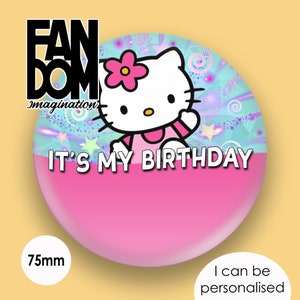 Puede incluir: Un botón redondo rosa y azul con Hello Kitty, una flor rosa y el texto "IT'S MY BIRTHDAY". El botón mide 7,5 cm de diámetro y tiene el texto "I can be personalised".