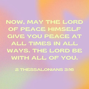 Könnte beinhalten: Ein bunter Farbverlaufshintergrund mit einem Zitat in gelbem Text: "NUN, MÖGE DER HERR DES FRIEDENS SELBST EUCH FRIEDEN GEBEN ZU ALLEN ZEITEN UND IN ALLEN WEGEN. DER HERR SEI MIT EUCH ALLEN. 2 THESSALONICHER 3:16"