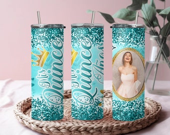 Könnte beinhalten: Drei türkisfarbene und goldene Edelstahlbecher mit Glitzerdesign. Die Becher zeigen den Text "Mis Quince" und eine Krone. Ein Becher hat ein Foto einer Frau in einem weißen Kleid.