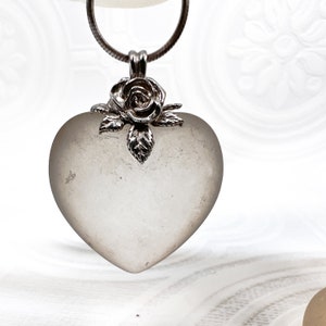 Winter Rose Herz Anhänger: Ein Atemberaubender Puffy Milchglas Anhänger mit Sterling Silber Akzente - 1,5 Zoll Herz - Sterling Silber 925 Kette