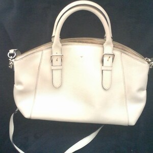 Cartera de hombro cruzada de piel de grano cruzado en color crema de Kate Spade