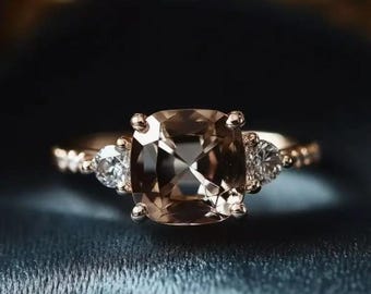 Elegante anello in argento 925 con cristallo fumé naturale da 8,5 mm taglio cuscino (misura 7) Stile sofisticato, lavorazione artigianale di alta qualità