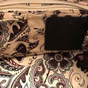 Pu&ograve; includere: L'interno di una borsa a mano con motivo paisley con una cerniera nera e una tasca nera con la scritta "Brighton" stampata.