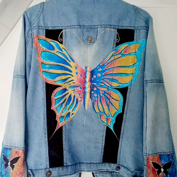 veste jean customisée, peinture sur tissus, motif papillon, multicolore, création unique, art sur vêtement