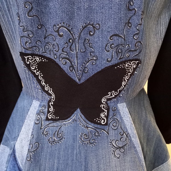 Création unique, veste femme en jean bleu et noir, élégante avec motif papillon et détails peint à la main, taille 38/40