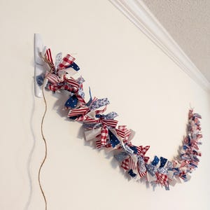 Rustikale Hand gebundene Lappen-Art Patriotische Americana 4. von Juli Girlande-Rot, Weiß, Blau
