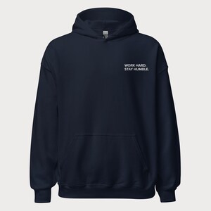 Lavorare duramente. Restare umili. Felpa con cappuccio ricamata • Filo da ricamo bianco • Felpa • Motivazione • Felpe alla moda • Stile minimalista