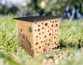 CUBO Insektenhotel Eiche Holz Bienenhotel Nisthilfe Garten Balkon Block mit Dach Deko Klotz Wildbiene Insekten Nistkasten Wildbienenhotel